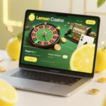 Laptop képernyőjén a Lemon Casino online felülete látható rulettkerékkel és nyerőgéppel, körülötte citromok és aranyérmék szimbolizálják az online kaszinó friss, modern hangulatát.